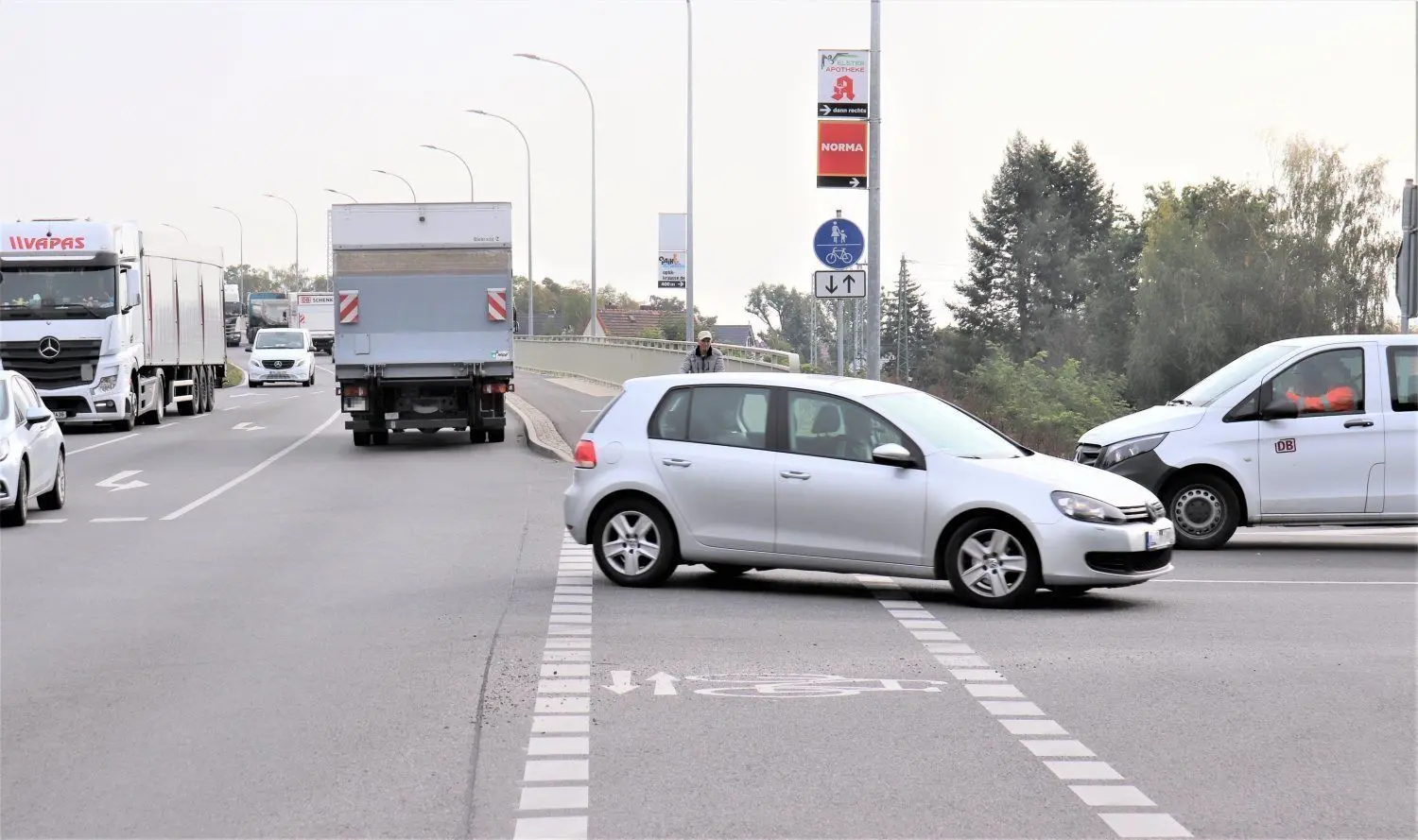 Hier in Elsterwerda ist höchste Vorsicht geboten: Obwohl Radfahrer auf der Brücke als Geradeausfahrer Vorfahrt haben, sollten sie darauf nur pochen, wenn sie lebensmüde sind.