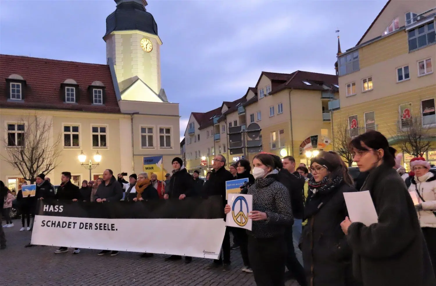 Viele Menschen sind auf Einladung des Jugendbeirates und des Bündnisses Unteilbar zum Spremberger Marktplatz gekommen.