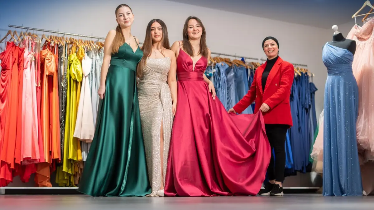 Ob schlicht oder schillernd, letztlich hat jede ihr Kleid zum Abschlussball gefunden (von links): Die Freundinnen Laila, Sude und Erika wurden bei der Suche auch von Nilay Zor (rechts) unterstützt.
Die Suche nach dem Abikleid
Treff mit Abiturientinnen, die ein Kleid für den Abiball suchen
MyStyle