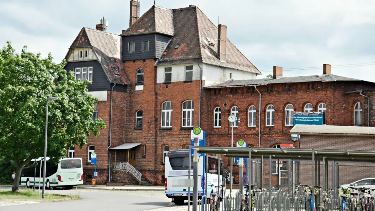Der Bahnhof Doberlug-Kirchhain ist ein Mobiliätsknotenpunkt in Elbe-Elster. Das Bahnhofsgebäude gehört der Stadt und soll wiederbelebt werden. Ein Konzept dafür liegt vor.
Der Bahnhof Doberlug-Kirchhain ist ein Mobiliätsknotenpunkt in Elbe-Elster. Das Bahnhofsgebäude gehört der Stadt und sll wiederbelebt werden. Ein Konzept dafür liegt vor.