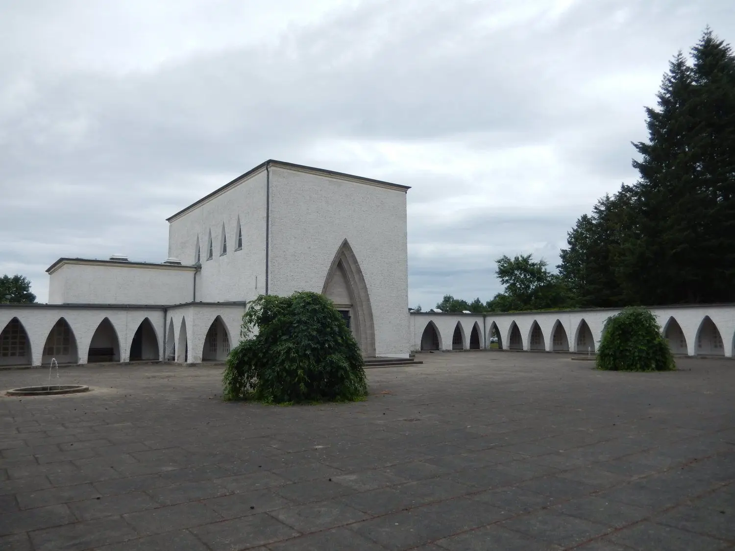 Der Vorhof des Krematoriums mit Brunnen und Eschen als Symbol von Leben und Trauer.