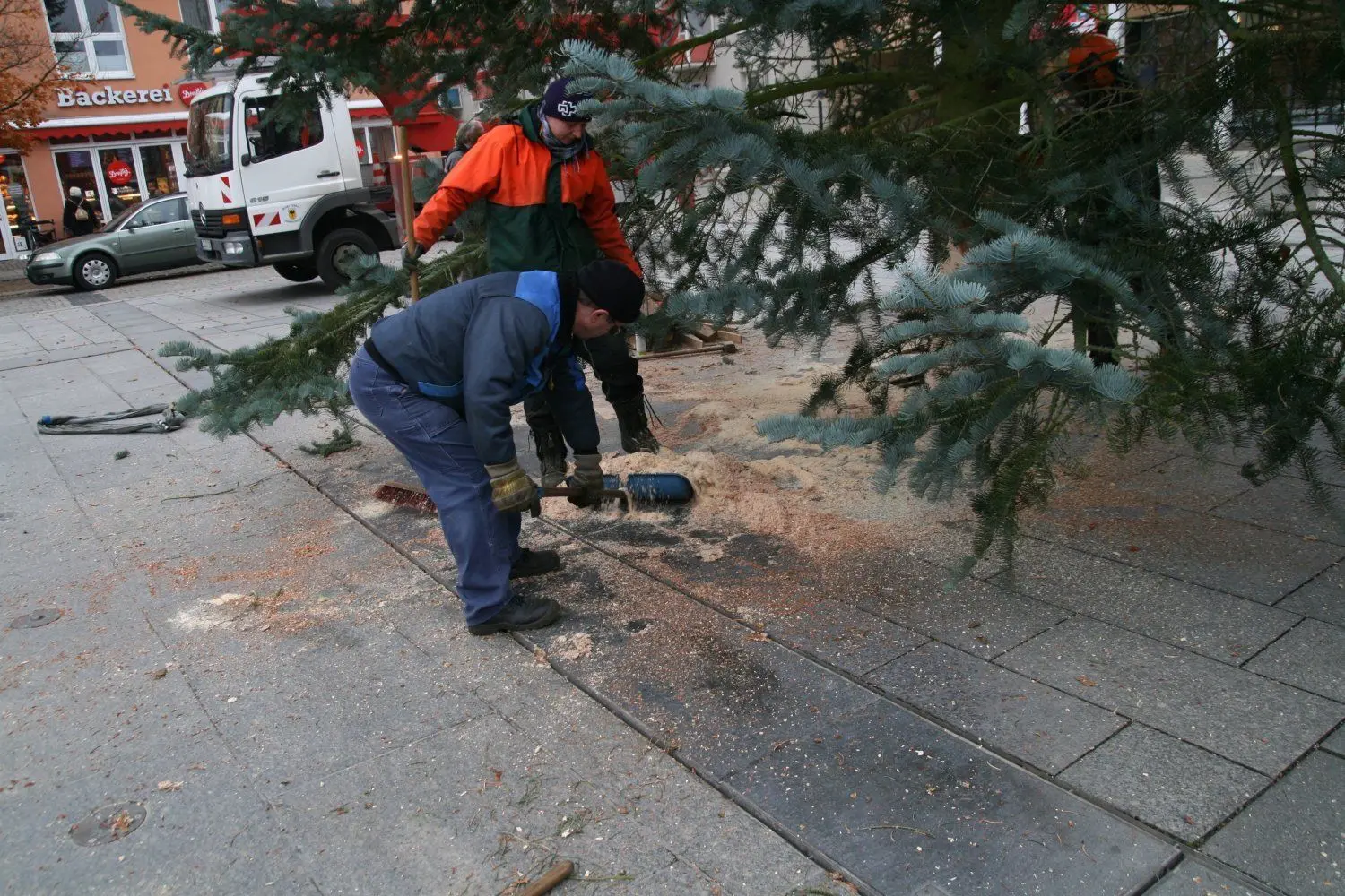Beim Saubermachen kam auch ein Schneeschieber zum Einsatz.