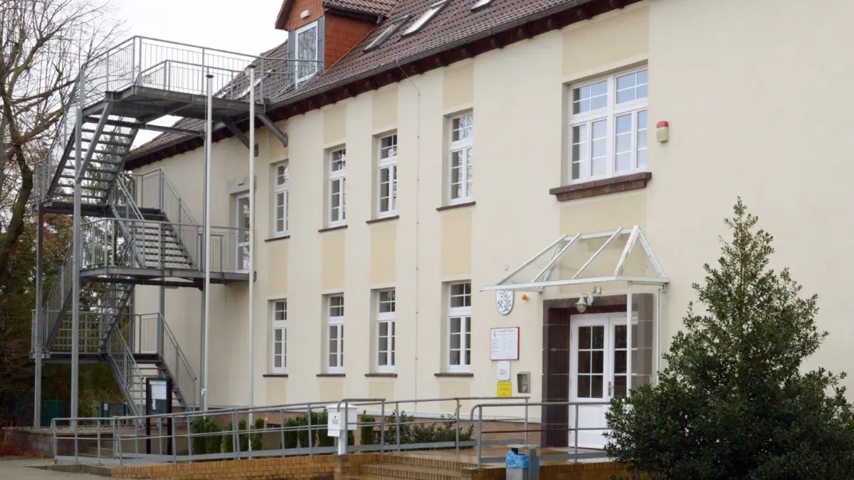 Im Klettwitzer Rathaus der Schipkauer Gemeindeverwaltung steht man vor einem Generationenwechsel und muss gleich mehrfach für Nachfolgelösungen sorgen.
Klettwitz.Rathaus.Gemeindeverwaltung Schipkau