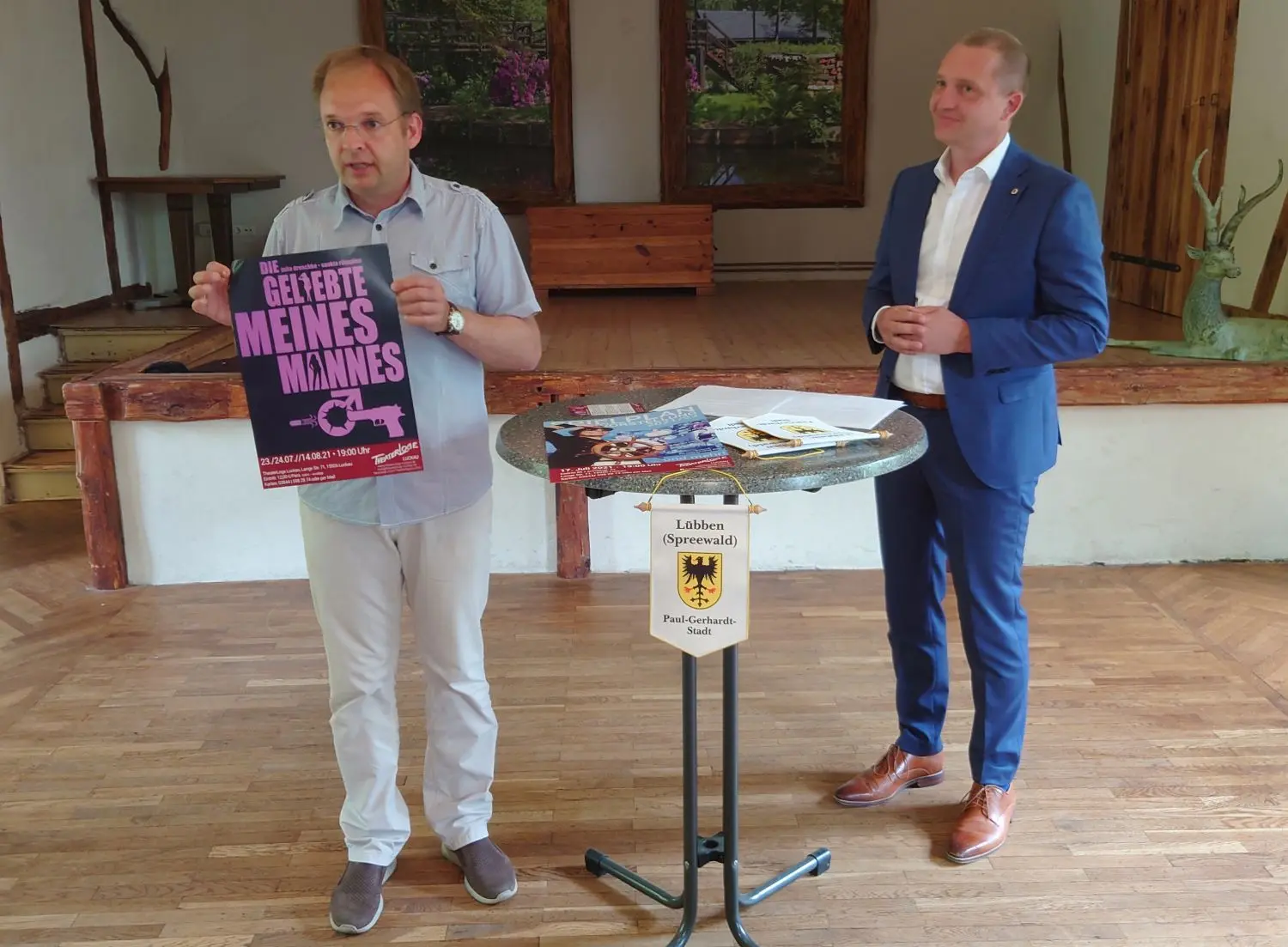 Marko Bongé (l.) von der Theaterloge Luckau erläutert im Beisein von Sven Thamm das diesjährige Programm des Vereins.