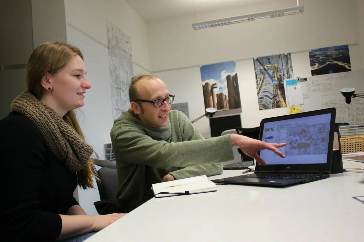 Projektleiterin Tanja Trittel und ihr Kollege Franz Dietzmann in ihrem Büro im IBA-Studierhaus in Großräschen.