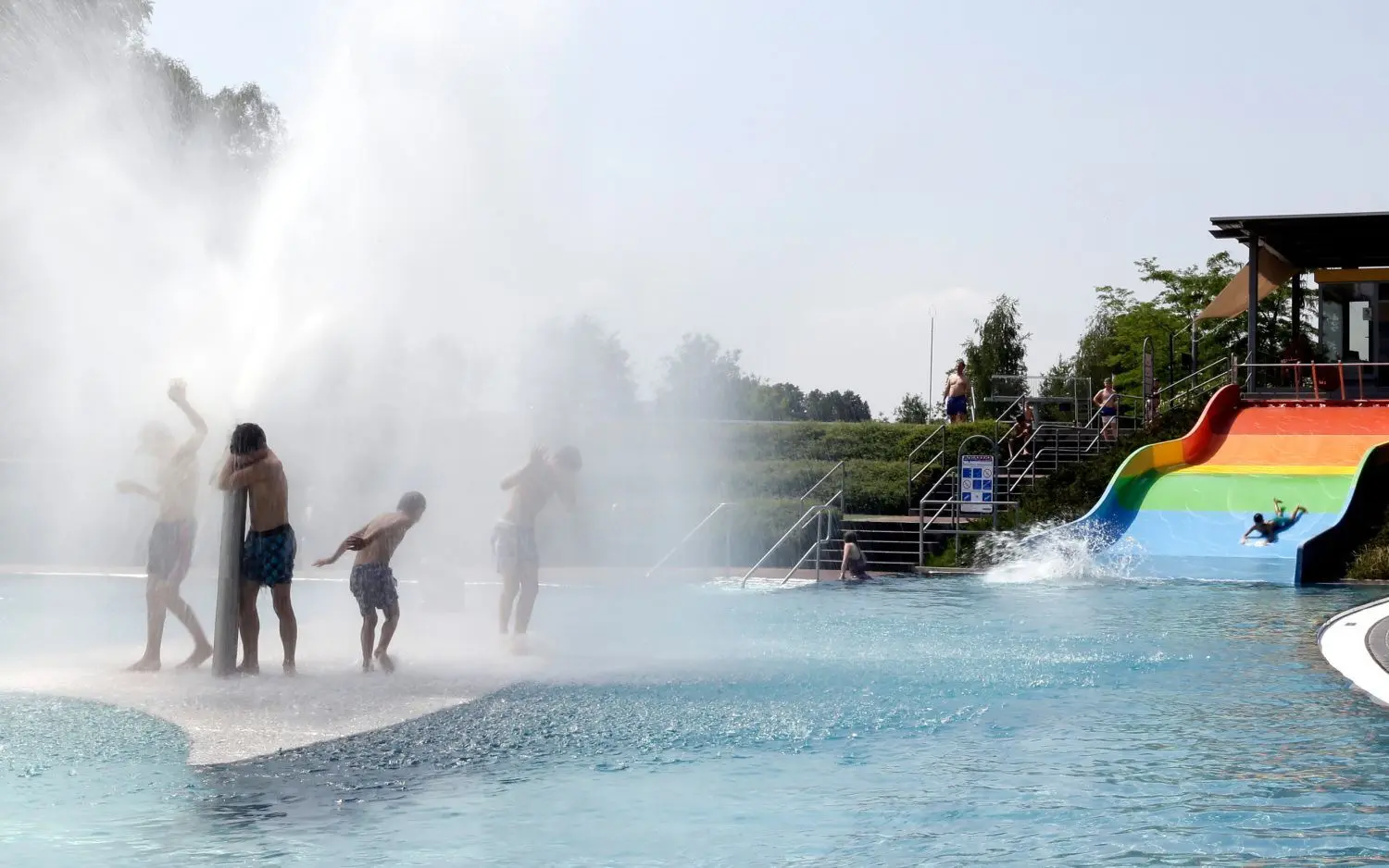 Badevergnügen pur genießen. Das ist auch mit Abstandsregeln im Luckauer Freibad möglich.⇥