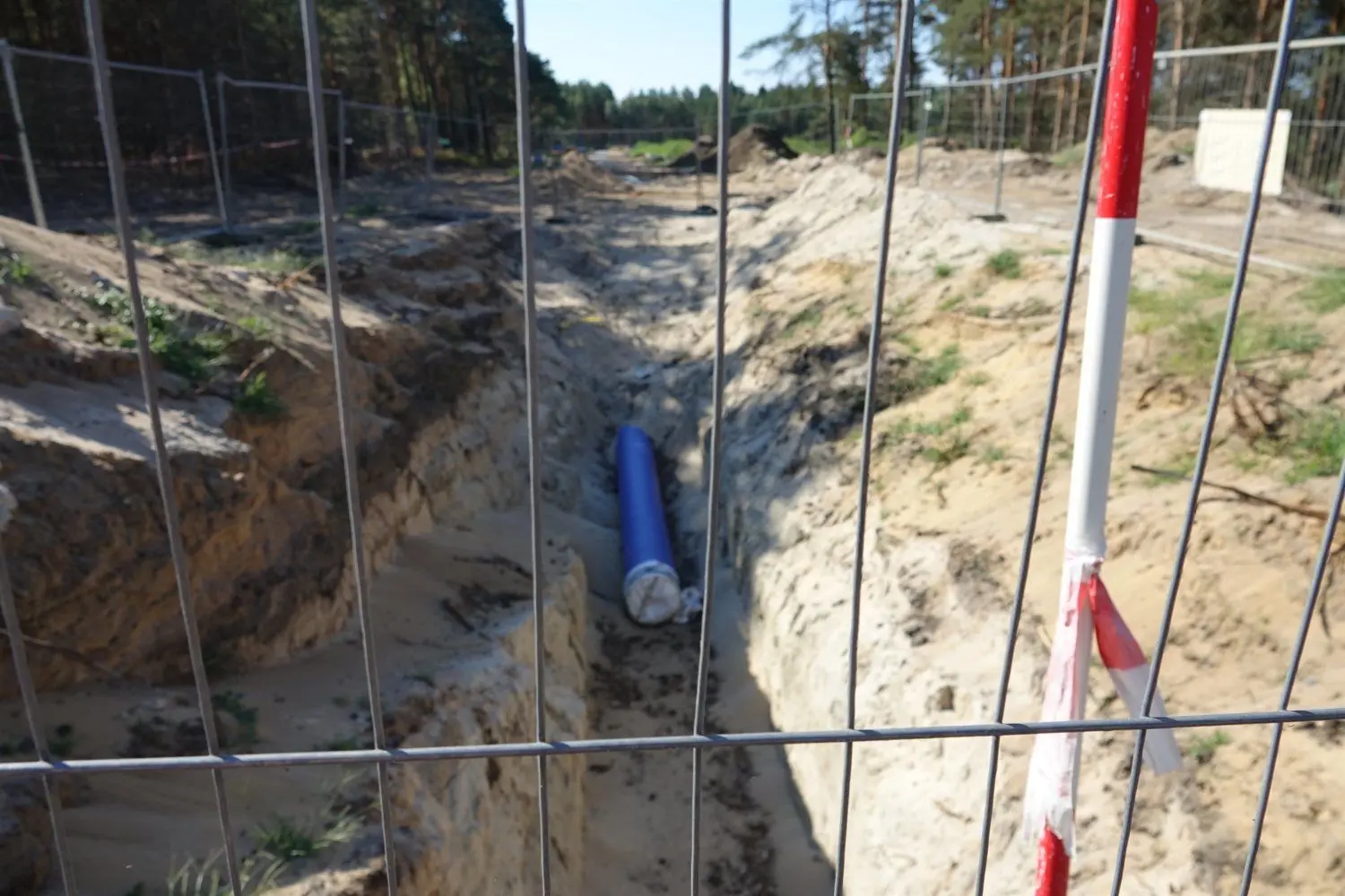 Gut die Hälfte der rund zwei Kilometer neuer Wasserleitung sind bereits in die Erde gebracht.