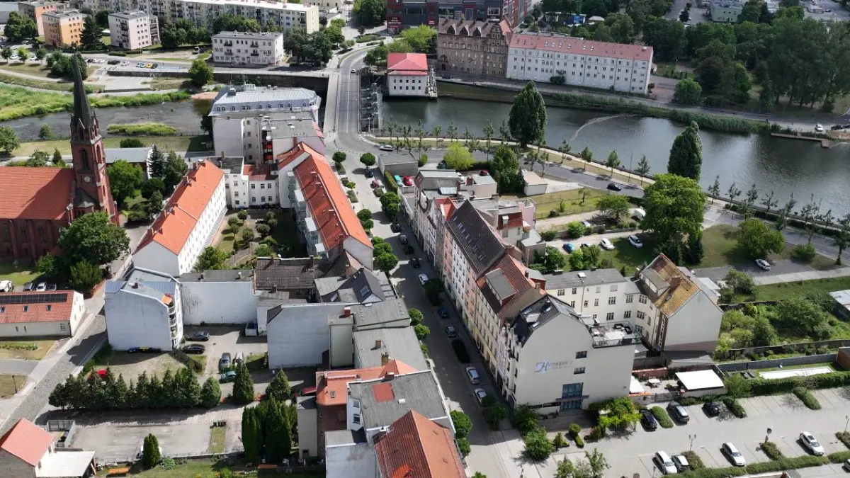 Die Neiße bildet die Grenze zwischen Guben von Gubin. Die Trennung soll für Patienten aufgehoben werden.
Luftaufnahme vom 16. Juli 2023
Stadt Guben
Blick auf die Altstadt Richtung Neiße, Neißebrücke, Gubin