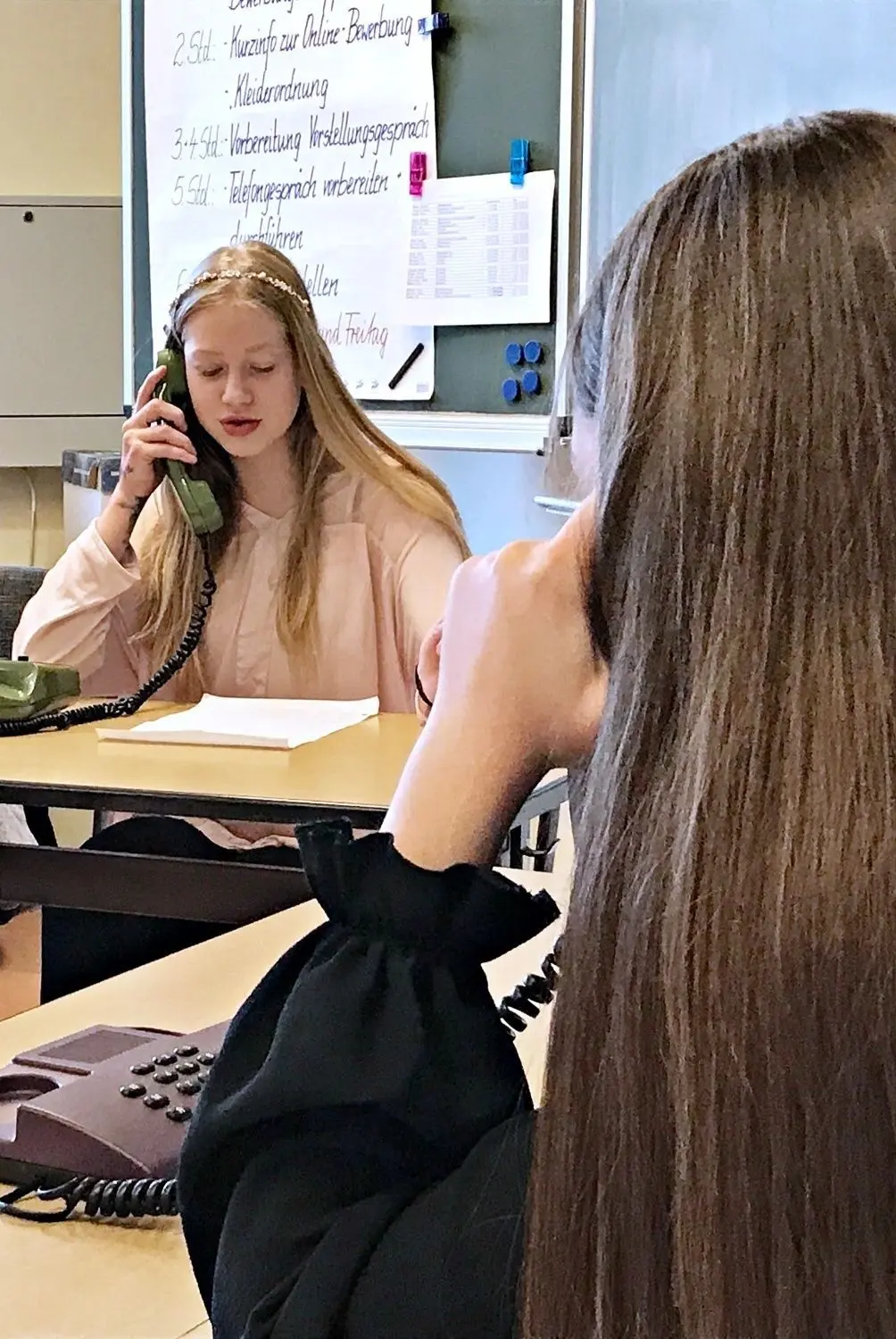 Lilly beim Telefontraining. Wie meldet man sich, wie fragt man, worauf muss man achten?
