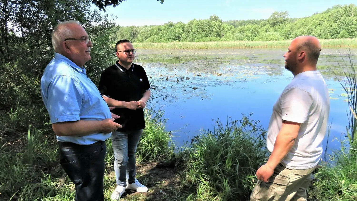 Eberhard Brünsch (l.) schildert dem Cantdorfer Ortsvorsteher René Nakoinz (r.) und dem CDU-Landtagsabgeordneten Julian Brüning die Probleme der Angler am Wiesenteich.
