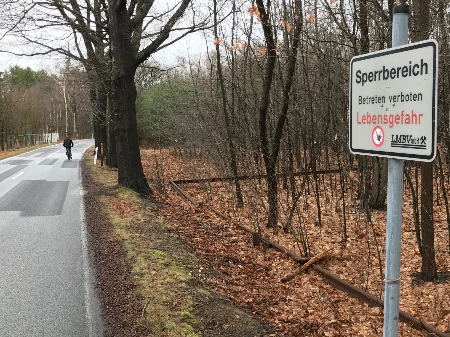Die Sperrschilder der LMBV befindet sich teilweise unmittelbar neben der Fahrbahn.