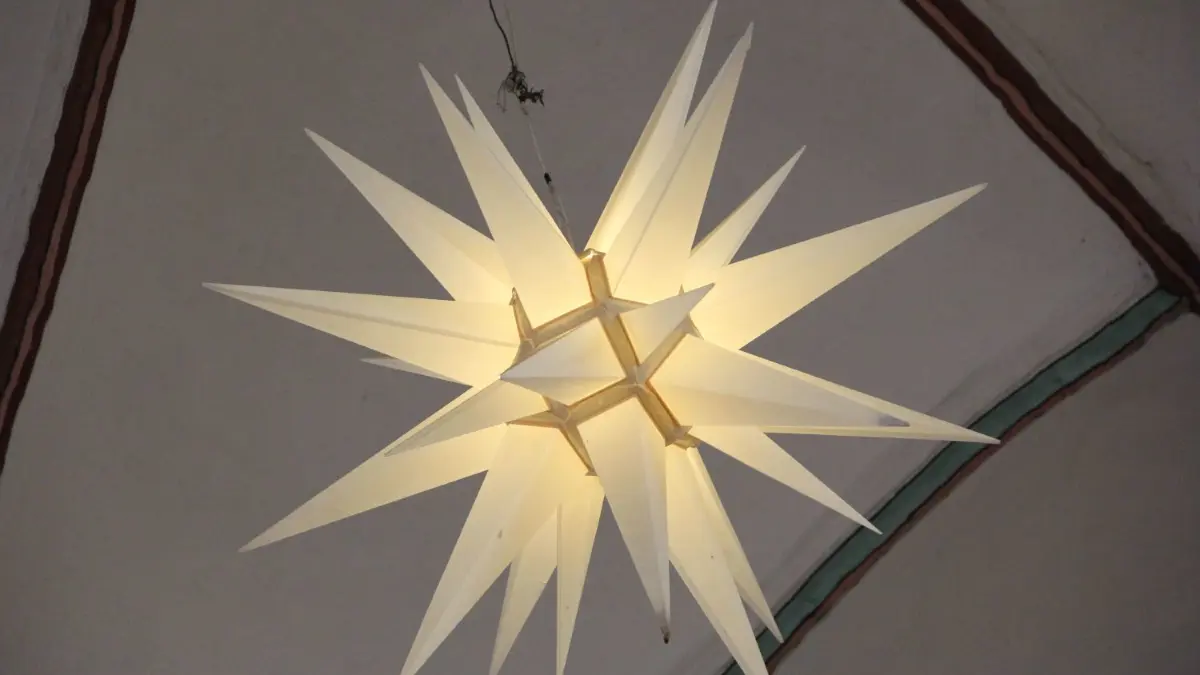 Zeichen der Hoffnung in Corona-Zeiten: Weihnachtsstern im Gewölbe der Angermünder Marienkirche.
Weihnachtsstern im Gewölbe der Angermünder Marienkirche