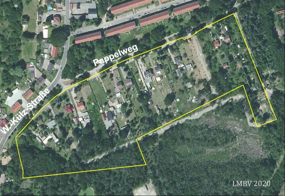Die Wohn- und Gewerbegrundstücke in der Külzstraße und im Pappelweg (gelb markiert) in Lauchhammer befinden sich auf einer alten Bergbaukippe.
