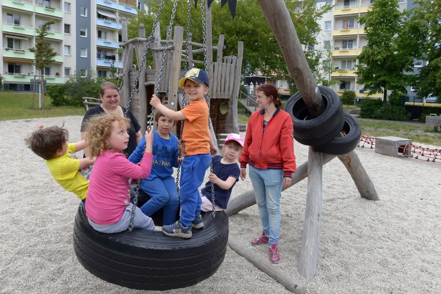Ausgelassenheit auf dem Seeräuber-Spielplatz in Senftenberg. Die Stadt hat jetzt zum zweiten Mal das Siegel "Kinderfreundliche Kommune" bekommen.