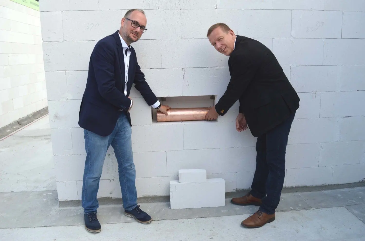 Landrat Christian Heinrich-Jaschinski (rechts) und Rettungsdienstleiter Sebastian Weiss legten den Grundsteinlegung für die Rettungswache Schönewalde. Geplante Eröffnung ist im Juni 2020. ⇥