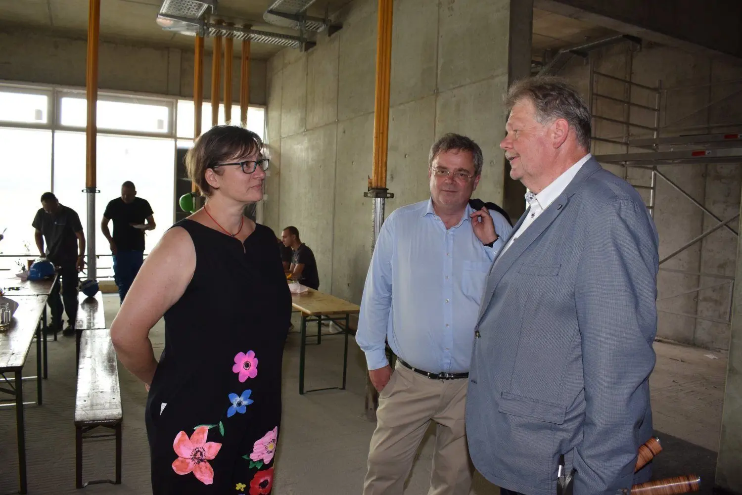 Amtsdirektorin Anja Redlow im Gespräch mit Bauamtschef Uwe Eppinger (r.).