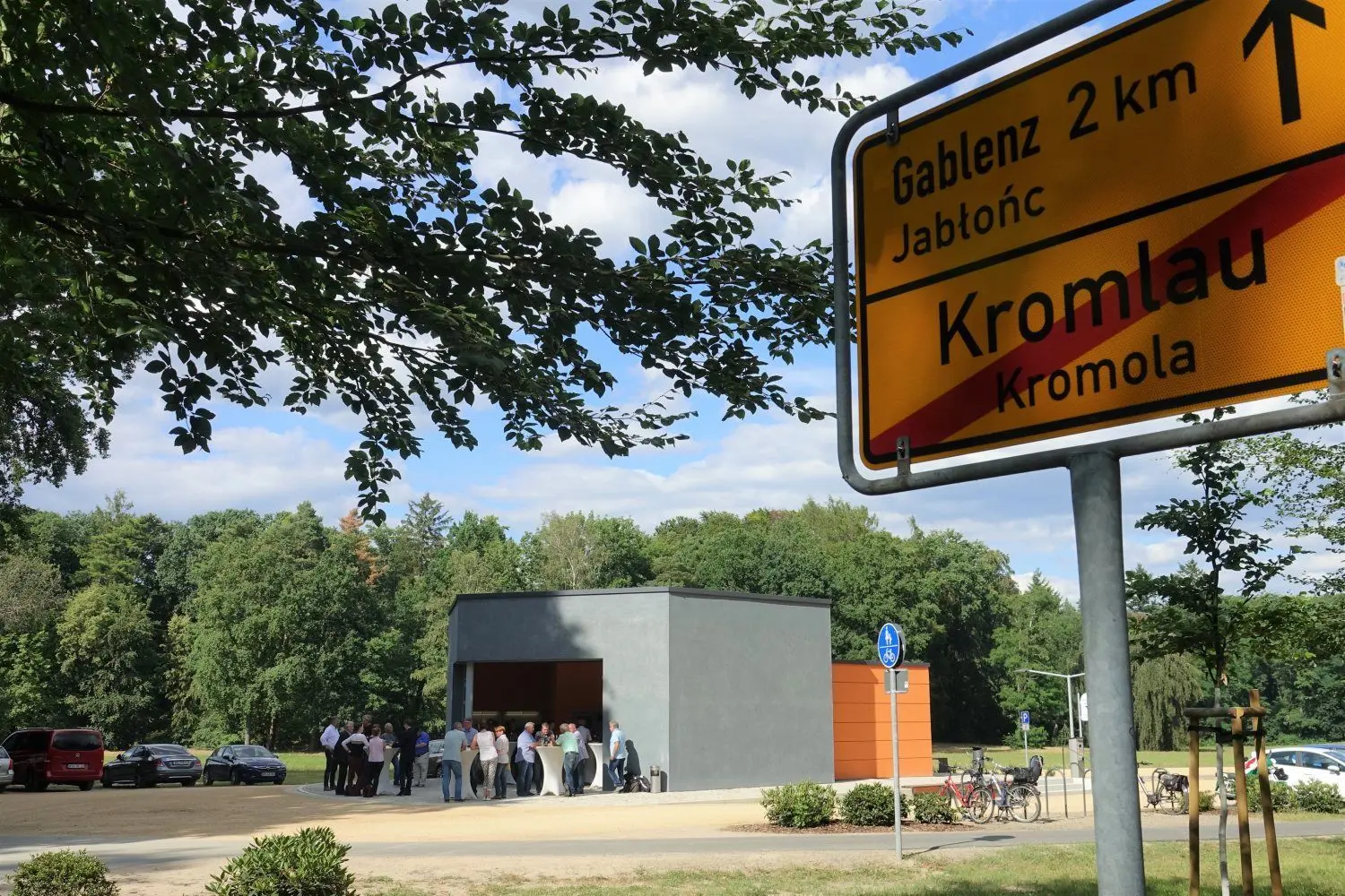 Blick auf den neuen Infopunkt am Parkplatz in Kromlau. Er ist durch die Förderung von Bund und Land erst möglich geworden.