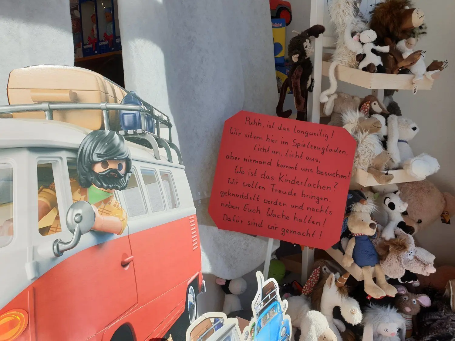 Im Spielwarengeschäft von Nadine Zierenberg am Finsterwalder Markt mussten in den vergangenen Wochen viele Eltern ihren Kindern diese traurige Botschaft vorlesen. Jetzt hat der Laden wieder geöffnet.