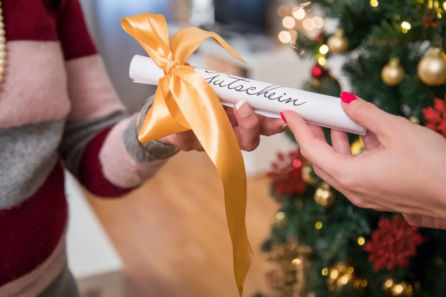 Der Gutschein ist ein schnelles und sicheres Geschenk. Nach Weihnachten werden die Gutscheine x-fach eingelöst. Foto: Christin Klose/dpa-tmn