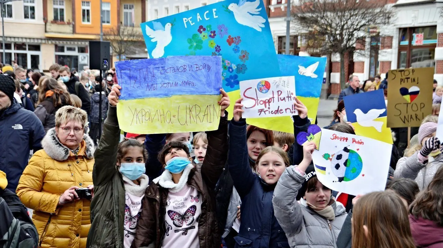 Beeindruckendes Statement für Frieden: Finsterwalder Schüler demonstrieren auf dem Markt für Frieden in der Ukraine.