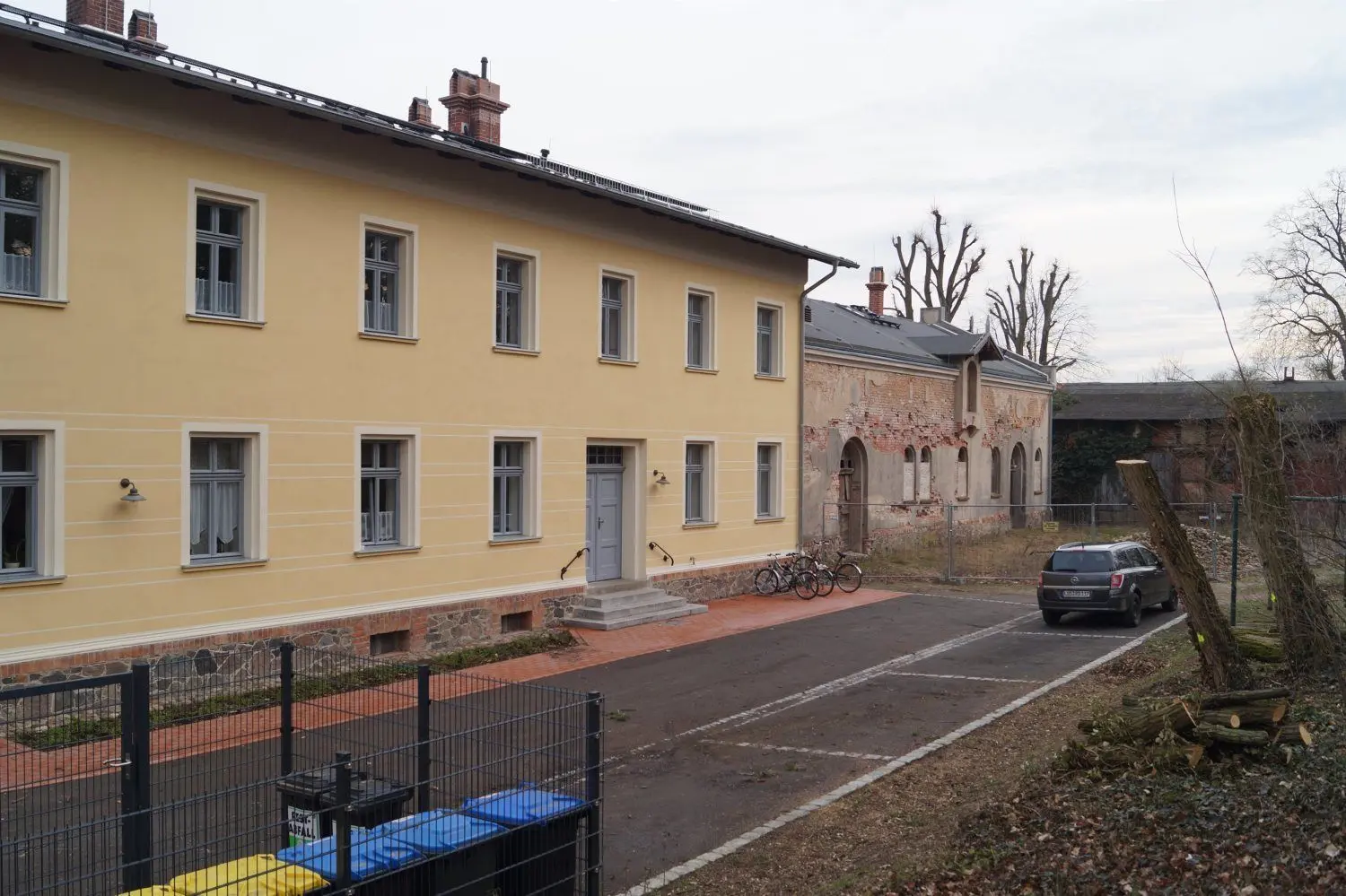Das Dienerhaus ist bereits saniert worden und für die Wohnnutzung hergerichtet. Nun folgt der hintere Marstall.