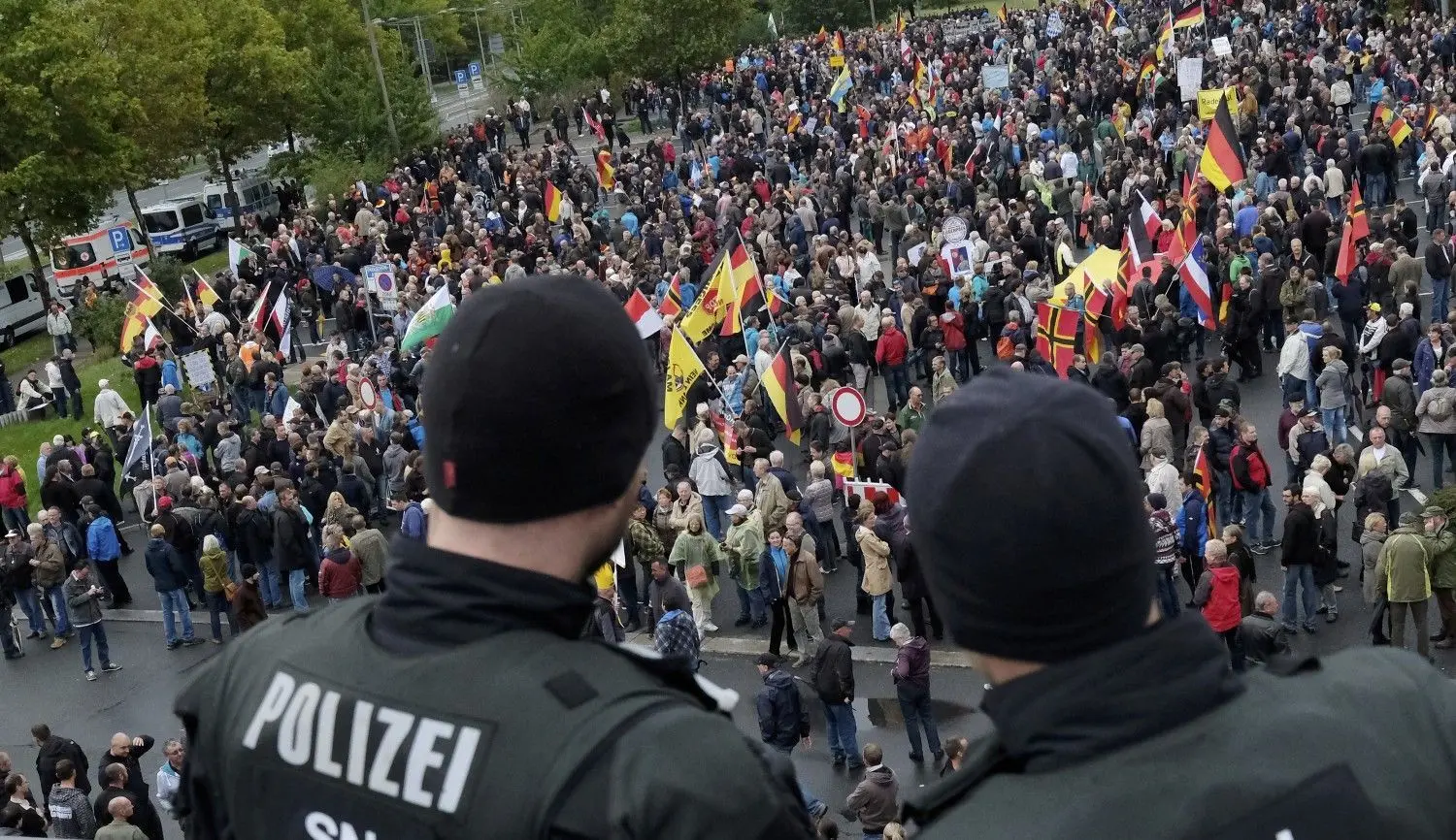 Das fremdenfeindliche Bündnis Pegida lockt mehrere Tausend Demonstranten an.