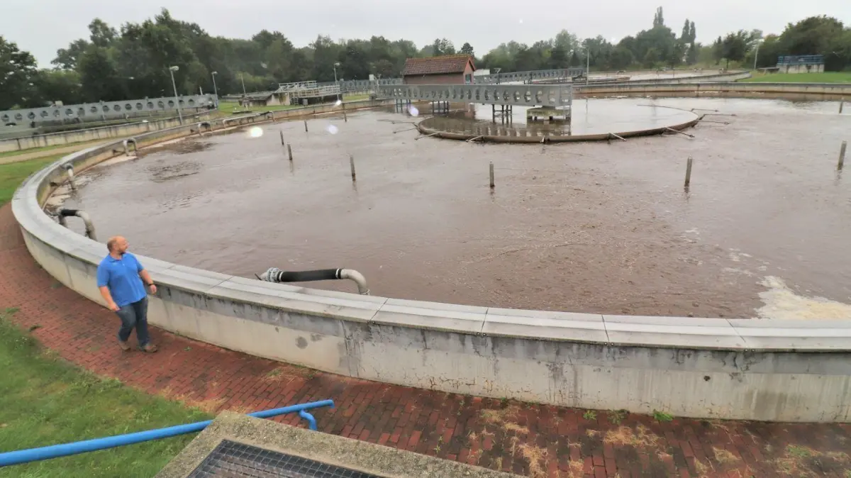 In der Kläranlage Elsterwerda das Wasser- und Abwasserverbandes Elsterwerda werden die Schmutzwässer von Tausenden Kunden behandelt.
Silvio Graf, Technischer Leiter beim WAV Elsterwerda, beim Kontrollgang am Belebungsbecken 2 der Kläranlage. Zu sehen ist, dass die Biologie in dem Becken belüftet wird, damit sie effektiv arbeitet.