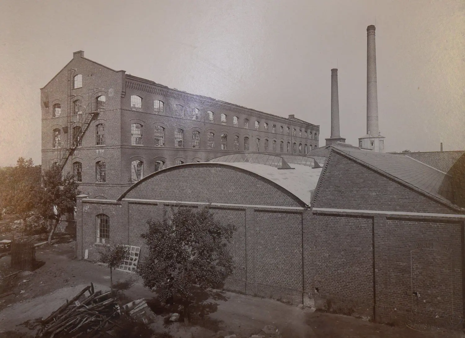 Die Koswigsche Tuchfabrik in der Brunnenstraße nach dem Brand vom August 1898. Fotos überliefert im Brandenburgisches Landeshauptarchiv Potsdam, Rep. 75, Tuchfabrik Koswig, Nr. 500/27. ⇥