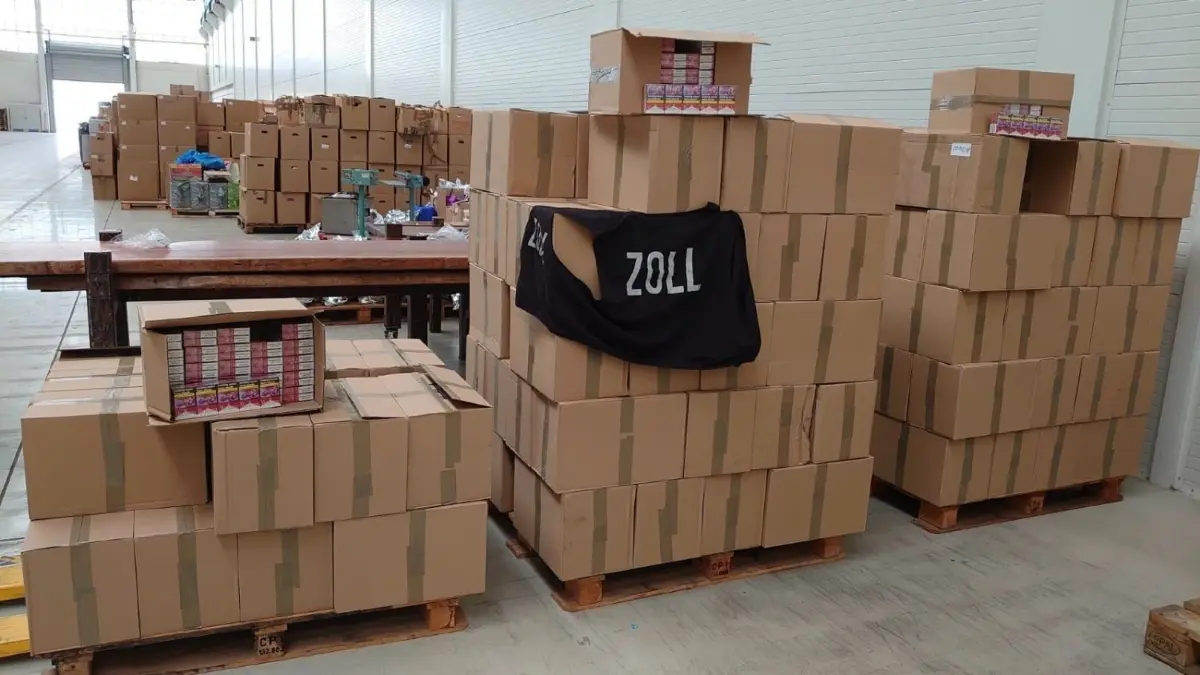 Mit dem Schmuggel von Zigaretten wird illegal viel Geld gemacht. Zollfahnder nehmen die Täter ins Visier. Ein Schmuggler-Paar aus Polen steht jetzt in Cottbus vor Gericht.
Dem Zoll ist in Forst ein Schlag gegen eine Profi-Bande von Zigarettenschmuggler gelungen. Der Kopf der Bande sitzt in Haft. 600 000 illegale Zigaretten wurden sichergestellt.