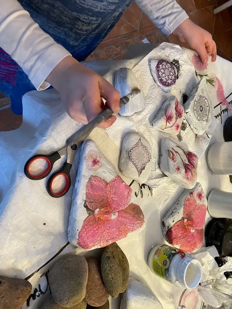 Maria Pielenz kann stundenlang ihre gesammelten Steine bemalen. Die Arbeit entspannt sie.