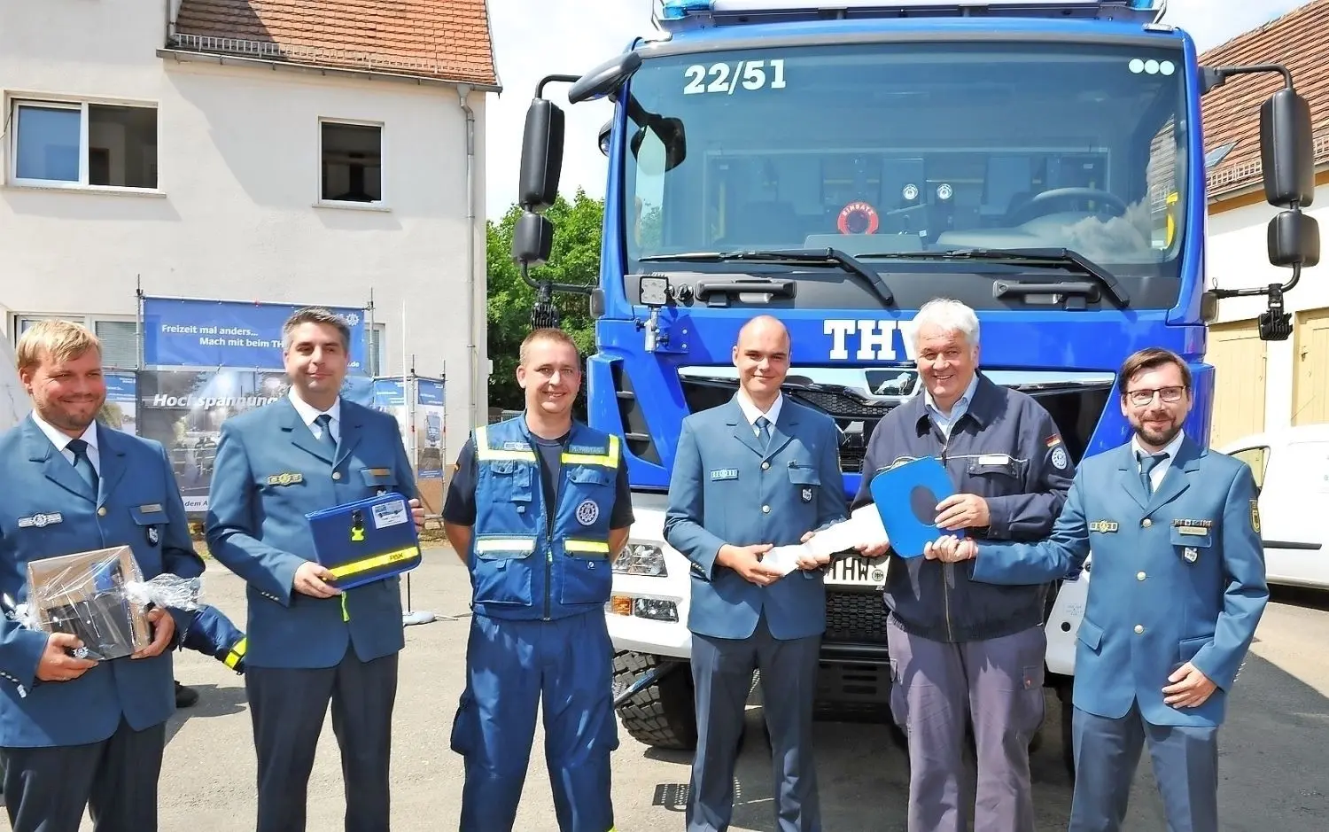 Der MAN Gerätekraftwagen war ein großes Geburtstagsgeschenk für den THW-Ortsverband Senftenberg. Den symbolischen Zündschlüssel übernahmen Tobias Herrmann (r.) und Gruppenführer Tom Schneider vom THW-Präsidenten Albrecht Broemme (2.v.r.). ⇥