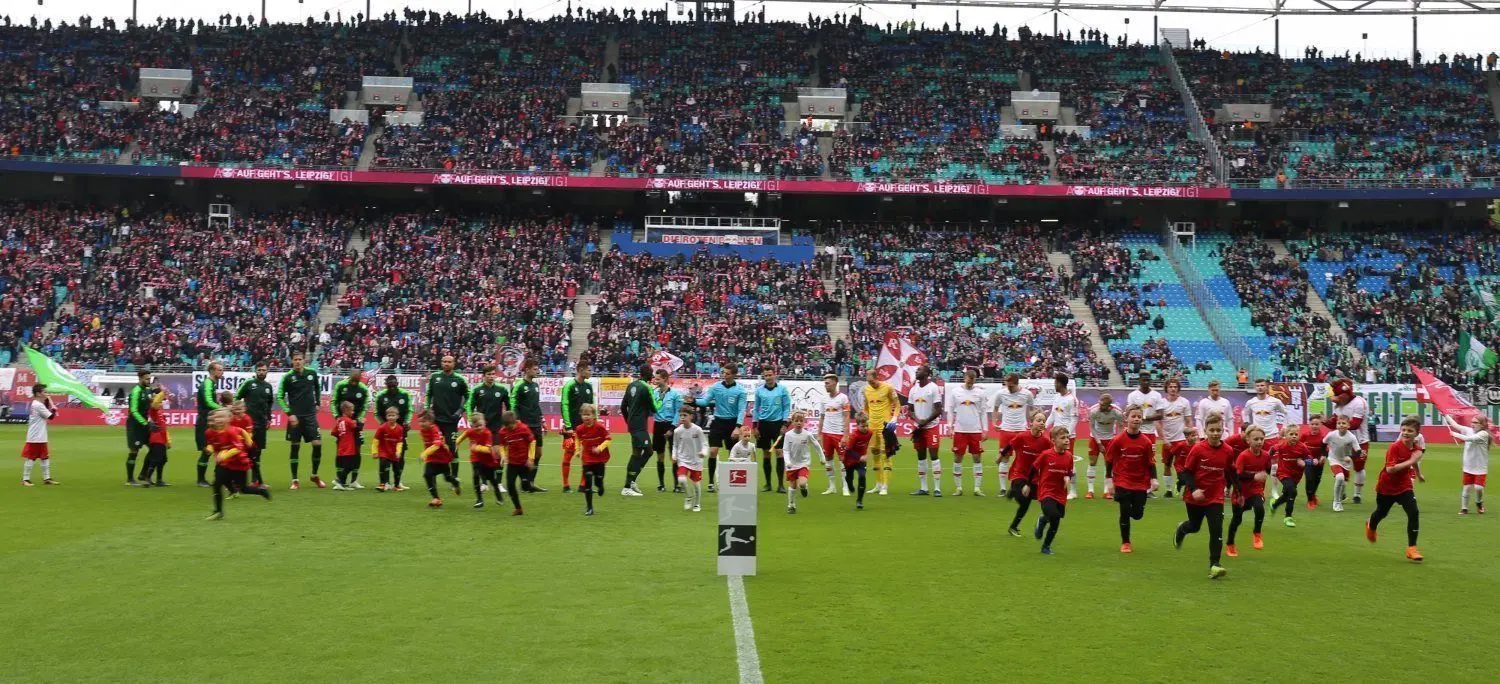 Die Nachwuchskicker der SpVgg Finsterwalde und der Preußen aus Elsterwerda durften mit den Bundesliga-Stars von RB Leipzig und dem VfL Wolfsburg auflaufen.