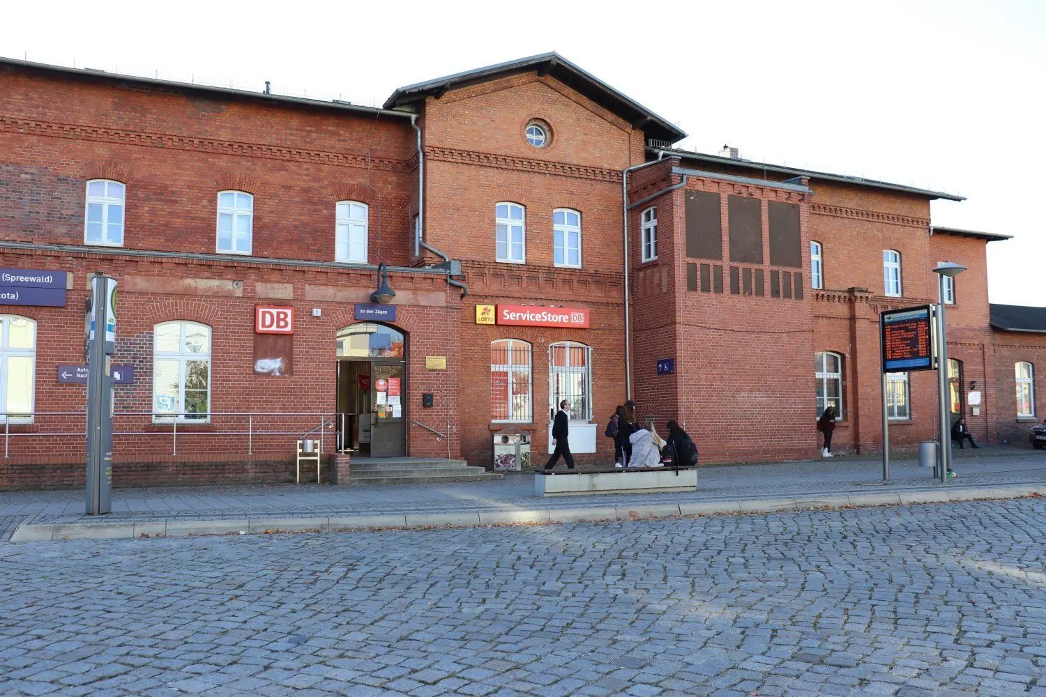 Im Hauptbahnhof Lübbens gibt es einen Service-Store der Deutschen Bahn, in den auch eine Lotto-Annahmestelle integriert ist.