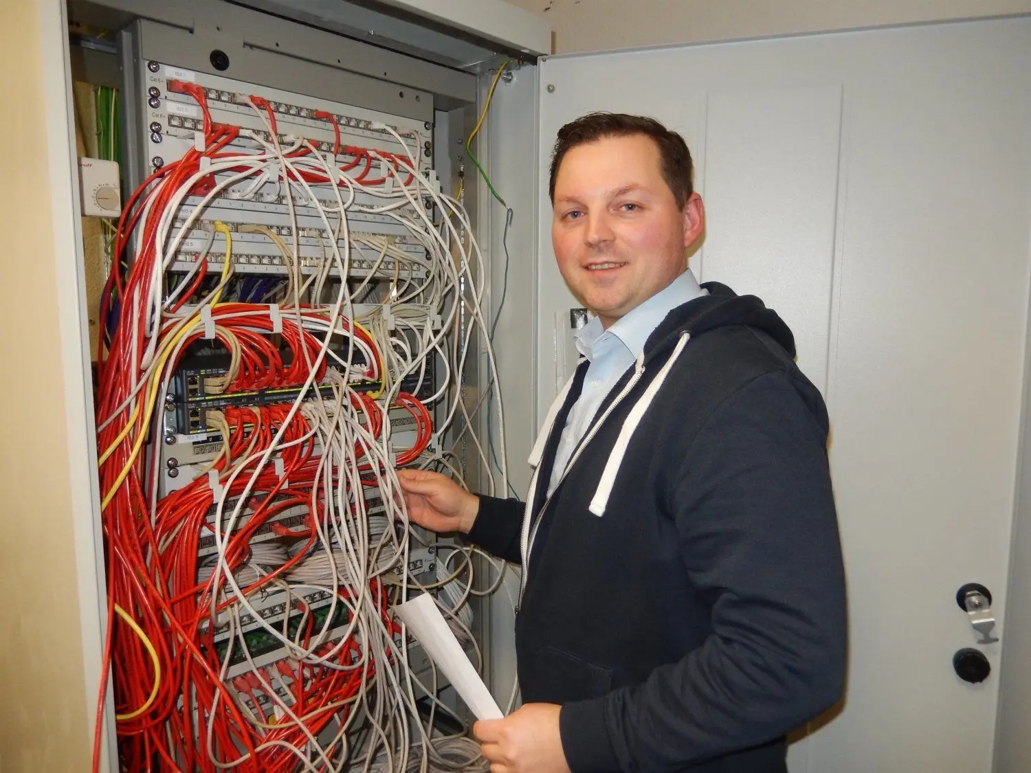 Thomas Böttcher kümmert sich als Schulbetreuer IT der Stadt Forst auch um die digitale Vernetzung der Schulgebäude.