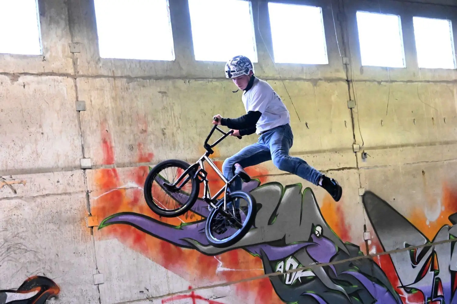 Die Skaterhalle von Cottbus Wheel ist eine Art Vereinsheim der Cottbuser Rollsportler. Bennet Bochow (14) trainiert dort regelmäßig und steigt auch mal in der Luft von seinem BMX-Rad.