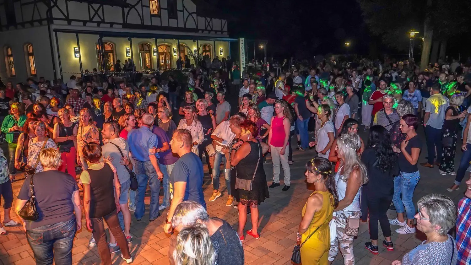 Kaisernacht mit Roland-Kaiser-Double im Kurpark in Bad Liebenwerda - es wurde ein Partyabend in einer warmen Sommernacht. Das ganze große Gedränge blieb aus.