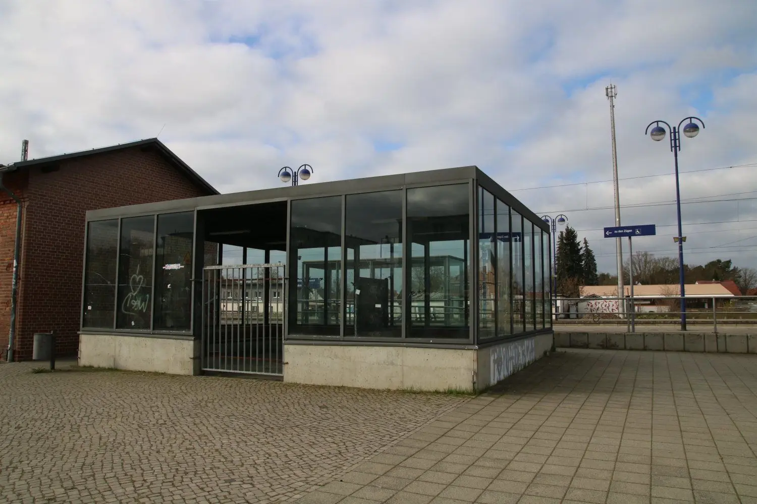 Der ehemalige Wartebereich soll weichen und einen direkteren Zugang zum Bahnsteig ermöglichen.