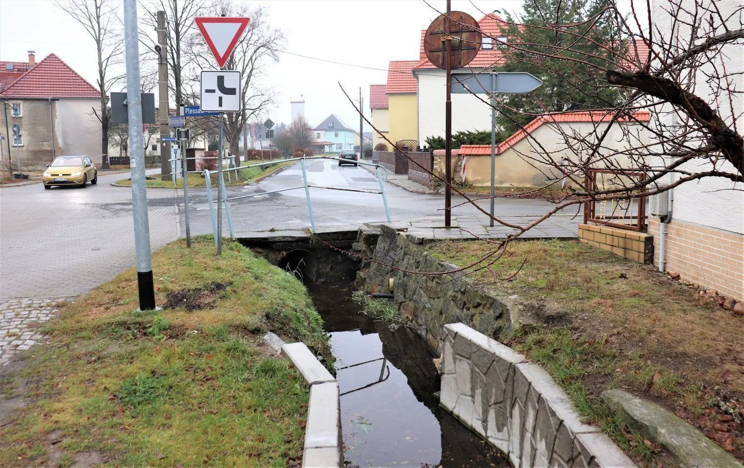 Nach dem Dorfbach in Hirschfeld wird diese unübersichtliche Kreuzung umgebaut und damit verkehrssicherer gemacht.