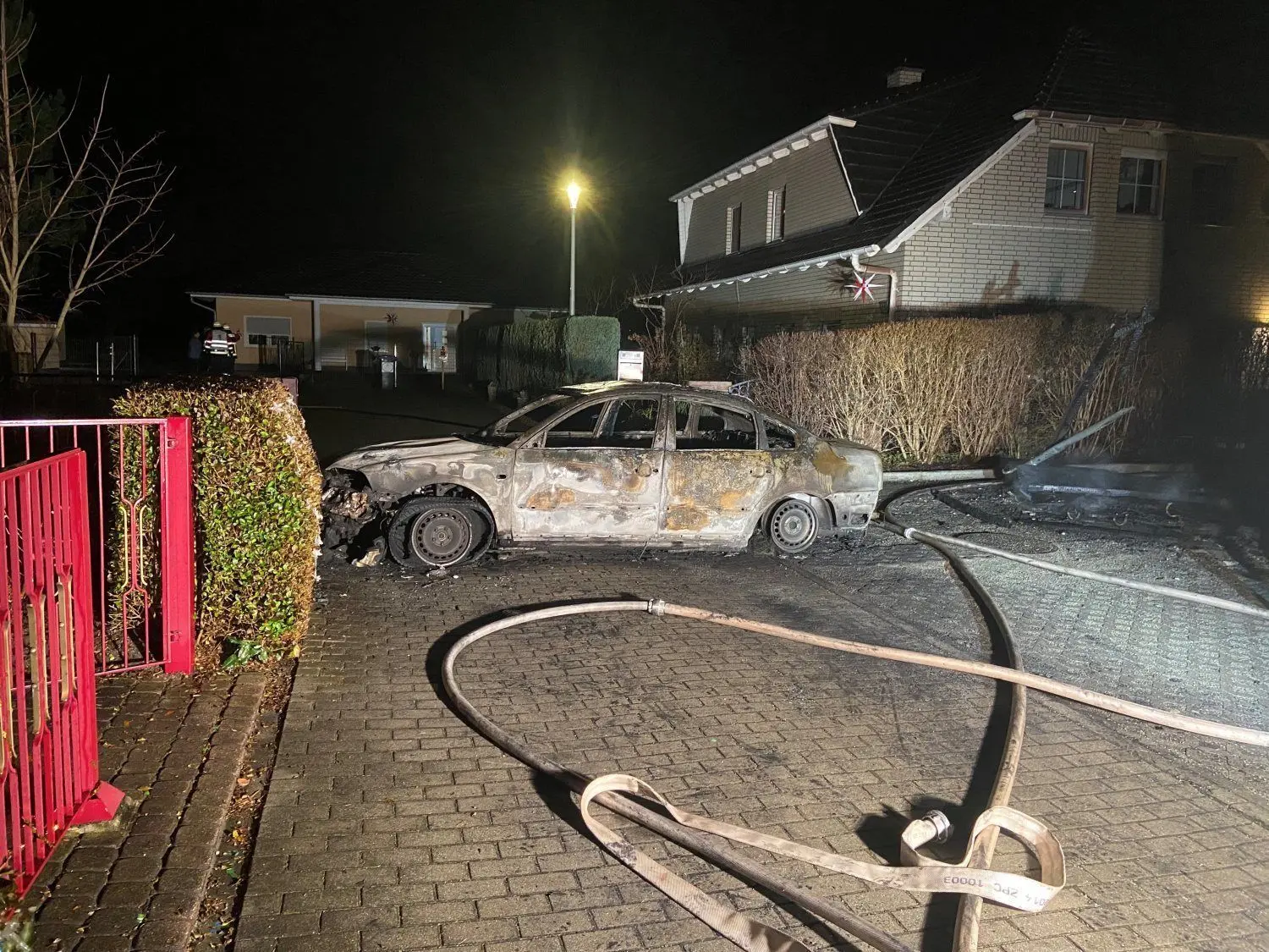 Ach dieses Auto wurde in der Neujahrsnacht im Kolkwitzer Ortsteil Limberg ein Opfer der Flammen.