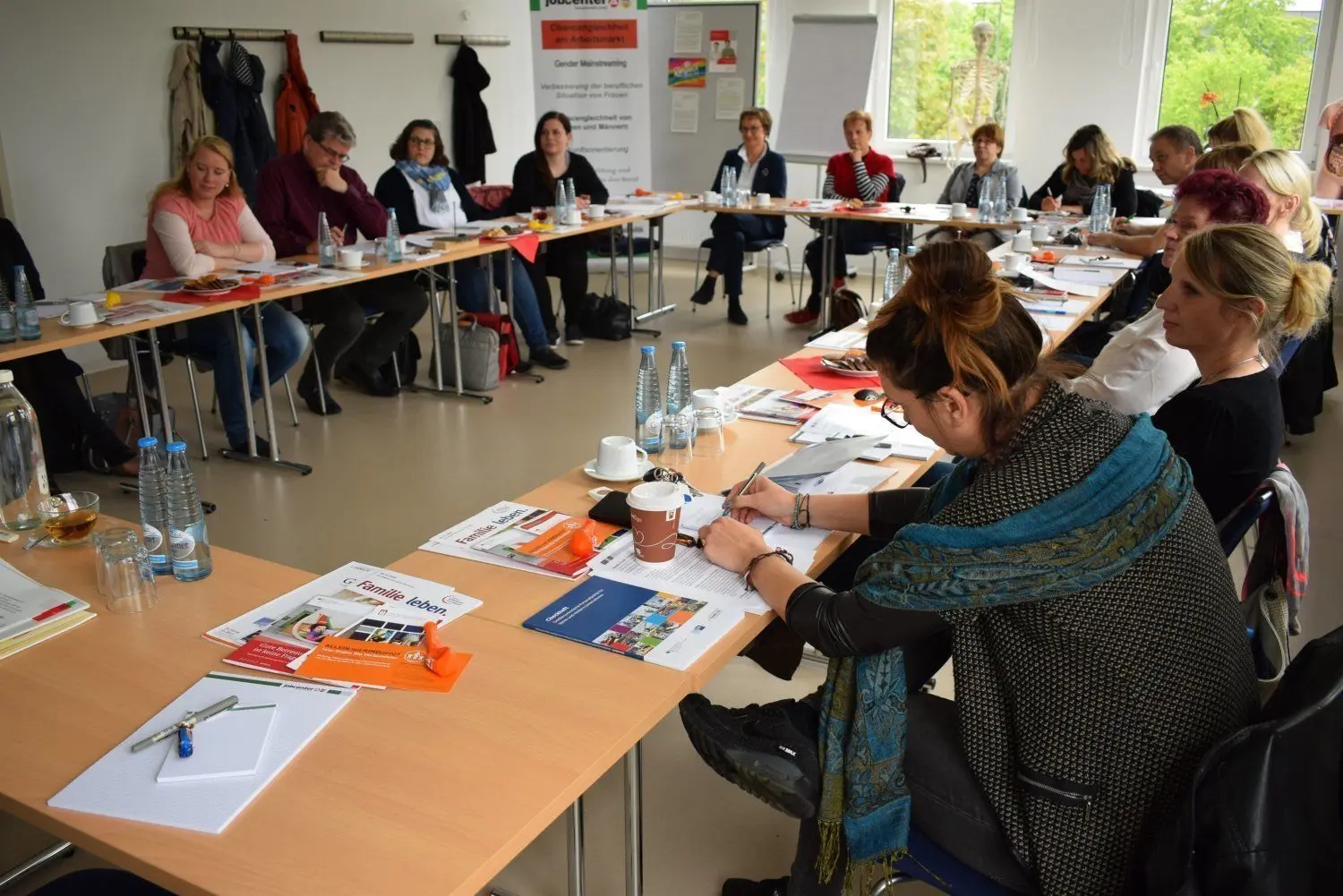 Am Runden Tisch des Jobcenters Oberspreewald-Lausitz werden Lösungen gesucht, um alleinerziehenden Eltern die Rückkehr ins Berufsleben zu erleichtern. Knapp zehn Prozent aller Langzeitarbeitslosen sind aktuell Einelternfamilien.