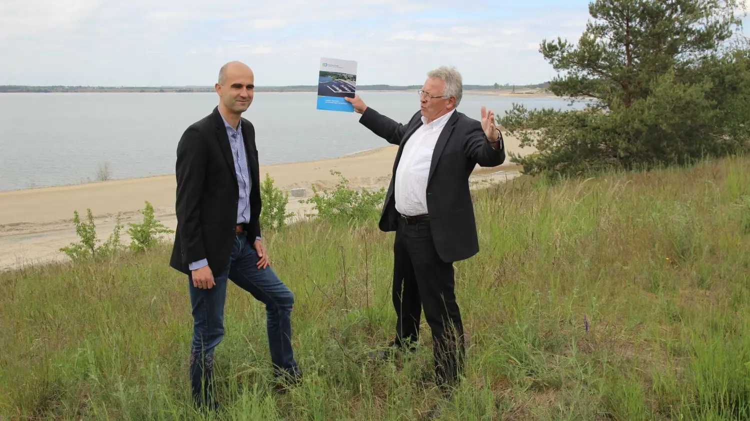 Amtsdirektor Frank Neubert (r.) und Martin Wolf vom Zweckverband LSB suchen nach Lösungen, wie der Liesker Strand genutzt werden kann, obwohl der Gang ins Wasser noch tabu bleiben muss.