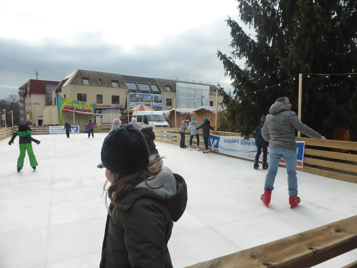 Eine Eislaufbahn aus Kunststoff gibt es in Spremberg seit zwei Jahren. Sie ist im Winter beliebt.