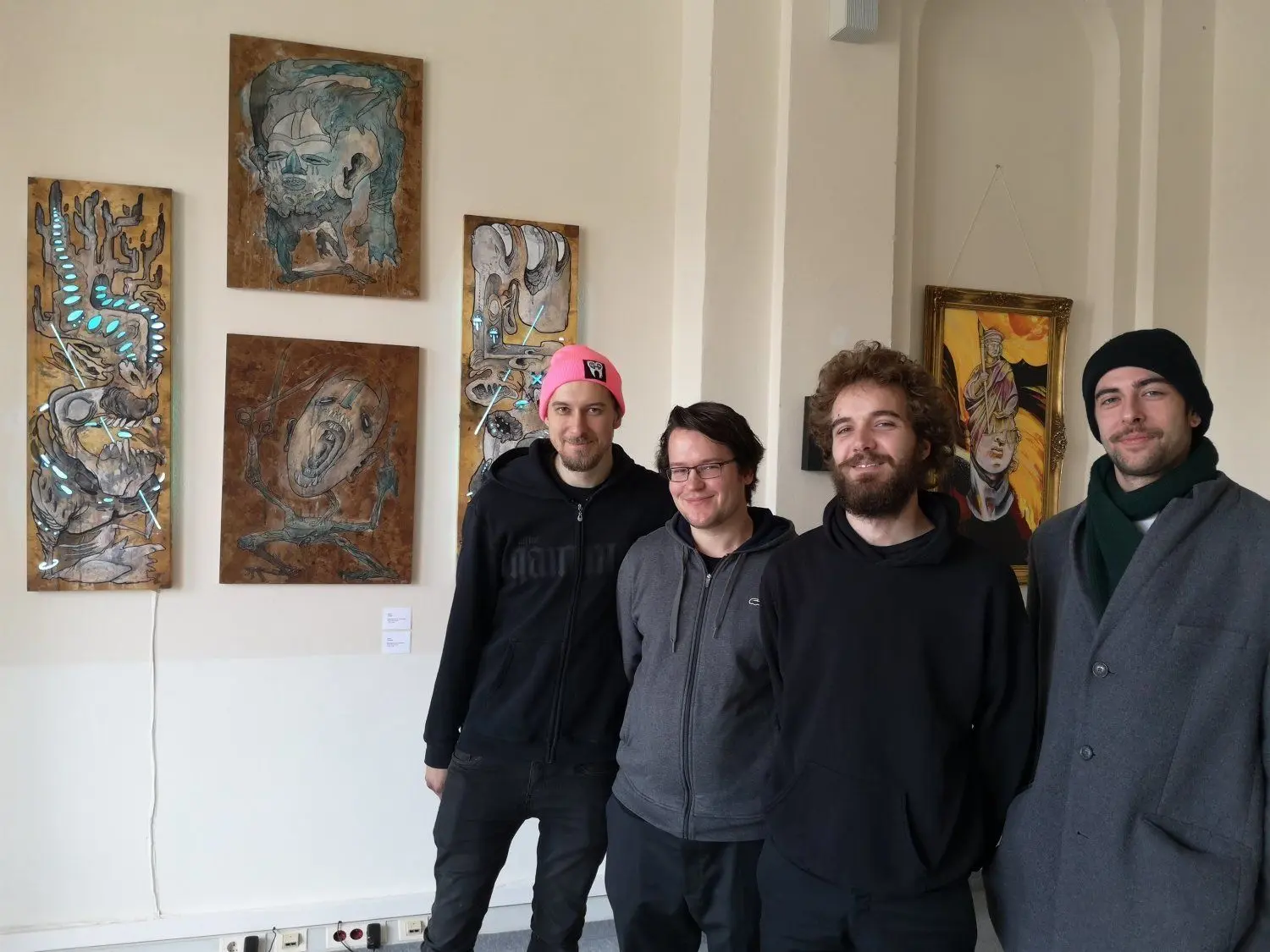 Glenn Buchholz, Heiko Straehler-Pohl, Leo Koppe und Adrian Ebert gehören zum Organisationsteam der Living Room Gallery in Cottbus. Glenn Buchholz ist auch unter seinem Künstlernamen "Glönn" bekannt und stellt am Samstag selbst Bilder mit "surreellen Monste
