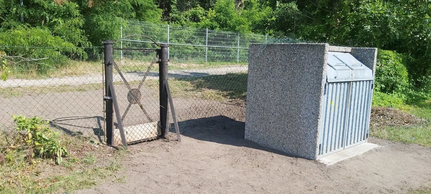 Der neue Stromkasten ist jetzt besser geschützt als sein etwa 40 Jahre alter Vorgänger. Trotzdem waren die Reparaturen für den Gartenverein ein teurer Zwischenfall. Die Verursacher sind bisher noch nicht gefunden.