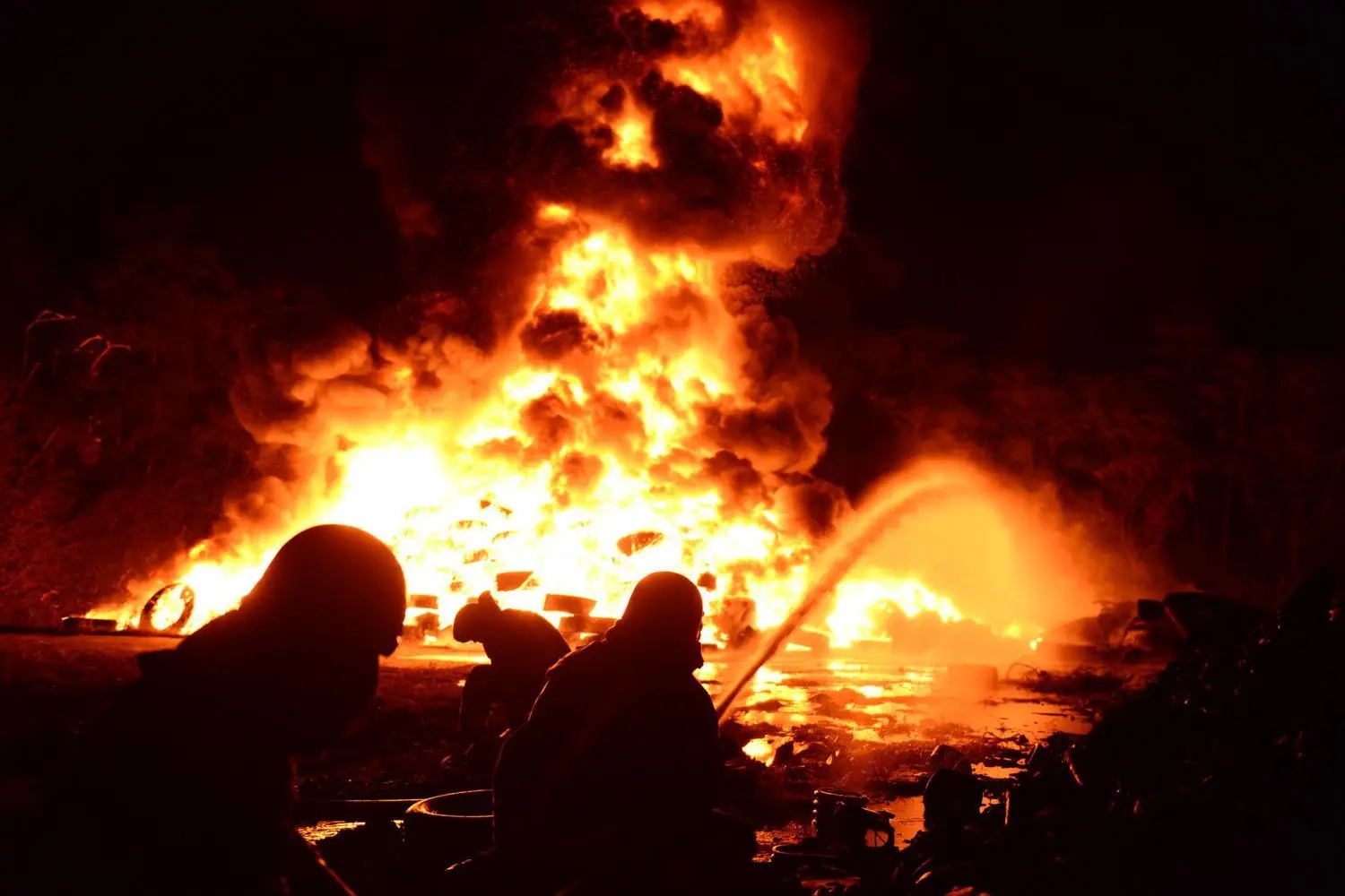 Hunderte Feuerwehrleute kämpften im Sommer 2018 gegen zwei Großbrände im Reifenlager in der Senftenberger Ackerstraße an.⇥