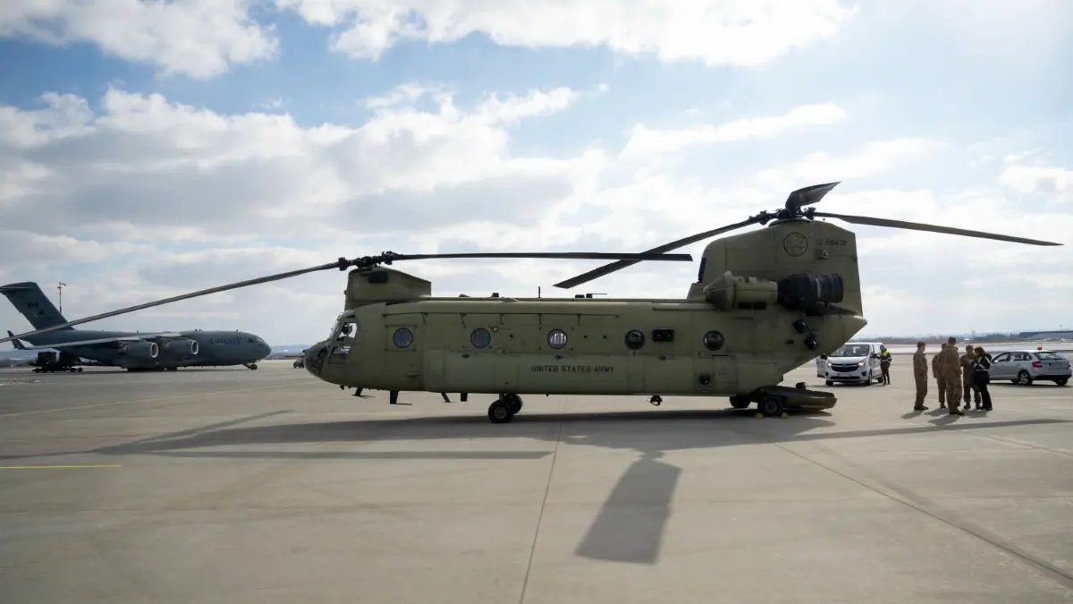 47 Schwerlasthubschrauber vom Typ Boeing CH-47 Chinook werden ab 2027 auf dem Bundeswehrstandort Schönewalde/Holzdorf stationiert. Damit soll auch die Zahl der Beschäftigten im Fliegerhorst um etwa 700 steigen.
ARCHIV - 10.03.2022, Polen, Rzeszow: Am Flughafen Rzeszow steht ein Boeing CH-47 Chinook Helicopter der US-Armee. Der Verteidigungsausschuss des Bundestages hat grünes Licht für den milliardenschweren Kauf von 60 Schweren Transporthubschraubern für die Bundeswehr gegeben. Eine Mehrheit der Fachpolitiker votierte am Mittwoch in Berlin für die Beschaffung von 60 Boeing-Helikoptern des Typs CH-47F Chinook, wie Teilnehmer der Sitzung erklärten. Foto: Christophe Gateau/dpa +++ dpa-Bildfunk +++
