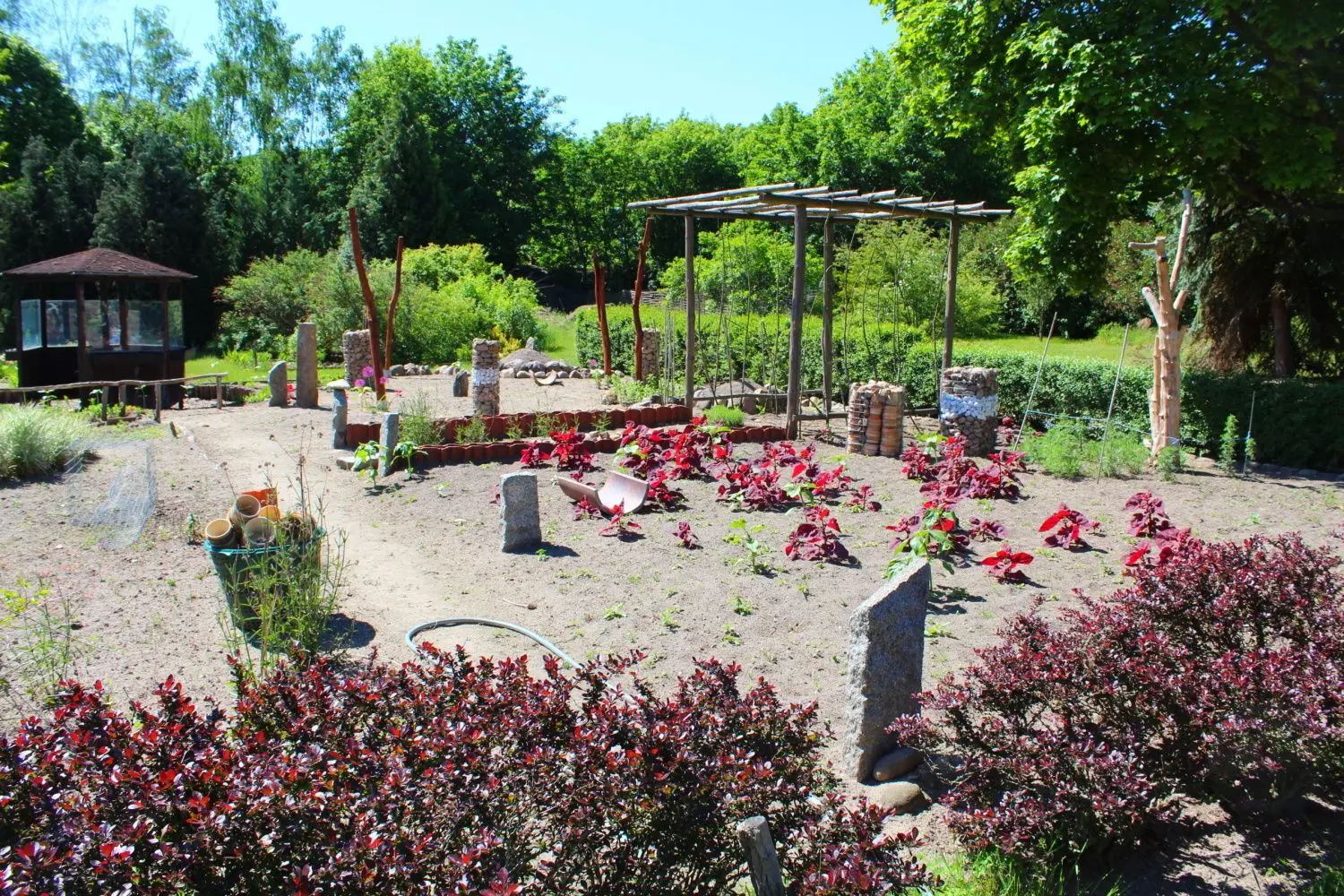 Corona-Pandemie und personelle Engpässe verlangen Abstriche: Gartenteile werden in pflegeleichte Relaxbereiche umgewandelt