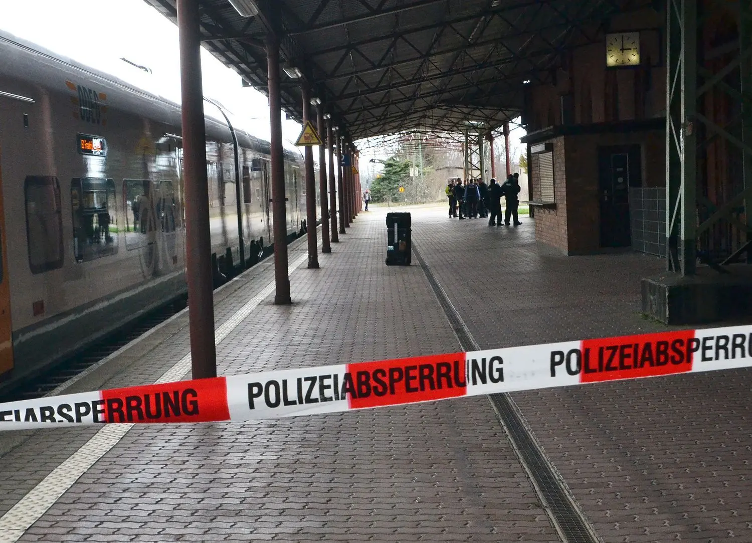 Der Bahnsteig 2 des Gubener Bahnhofs war nach der Axt-Attacke mehr als zwei Stunden abgesperrt.