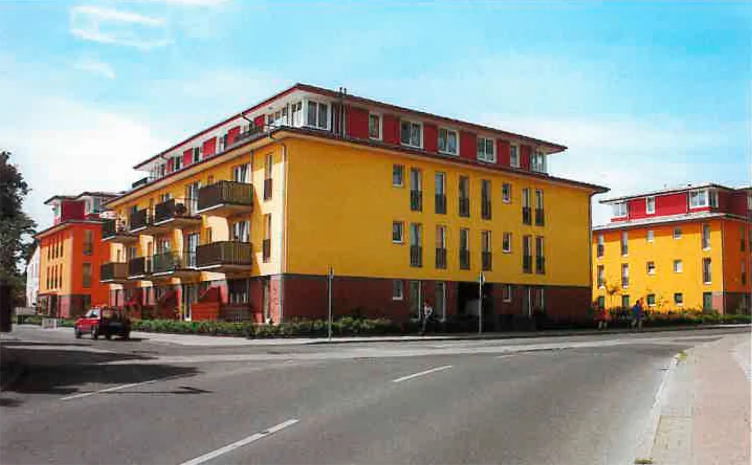 Wo einst die Tuchfabrik stand, steht inzwischen schon seit vielen Jahren die sogenannte Papageien-Siedlung. Diese steht vis-à-vis des alten Kesselhauses.