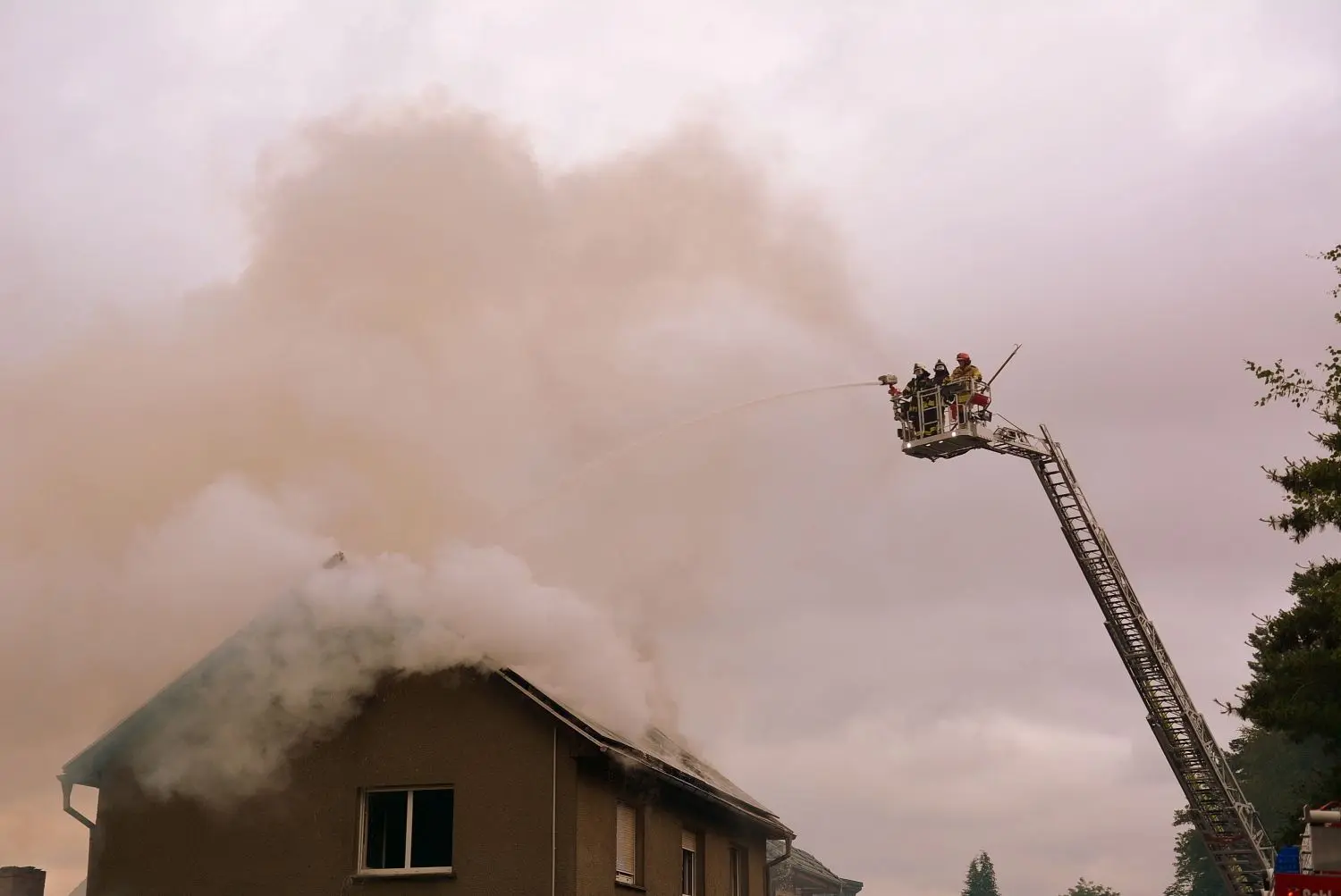 Bei dem Brand in Trebendorf hat eine mehrköpfige Familie alles verloren. Ihnen soll nun geholfen werden.